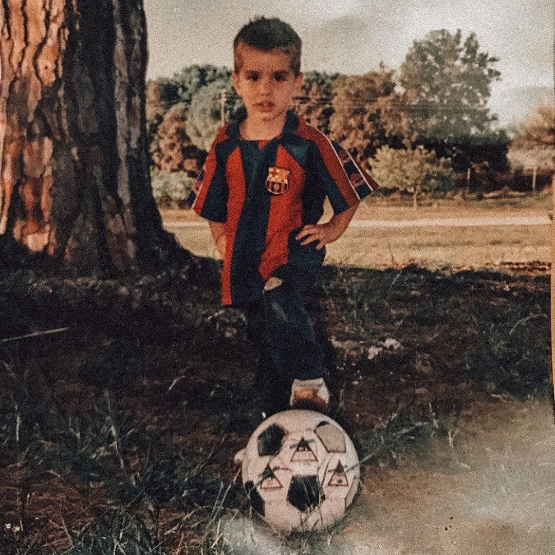 Álex Collado Gutiérrez, mais conhecido como Álex Collado (ou só Collado) é um meia espanhol que nasceu em Sabadell, um distrito da Catalunha em 4 de abril de 1999.