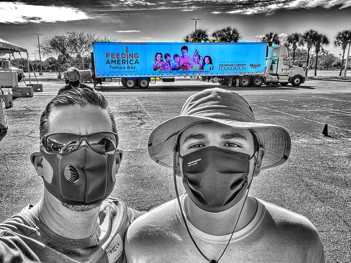 PatrickGore10's tweet photo. Rewarding morning with family team volunteering at @FeedingTampaBay so many cars came through today. #helpingothers #volunteering #community #holiday #givingback #thankful #tampa #florida #tampabay #tampaflorida #family #familytime https://t.co/4sWhL4Wg3m
