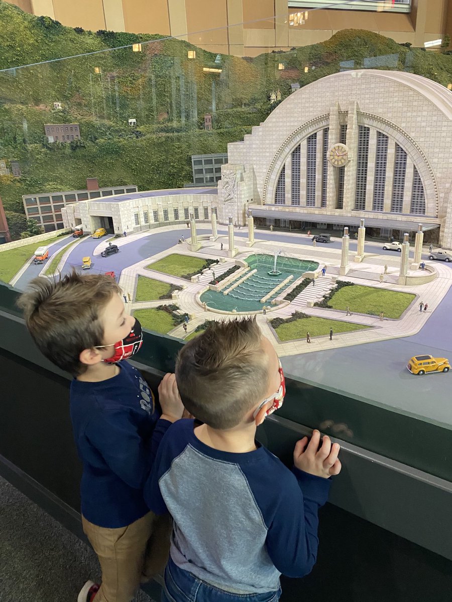 KatieHaag11's tweet photo. Great day @CincyMuseum enjoying #HolidayJunction 🎄... and of course every LEGO set ever created is now on the wish list ⛄️ https://t.co/eNoytQqVNj