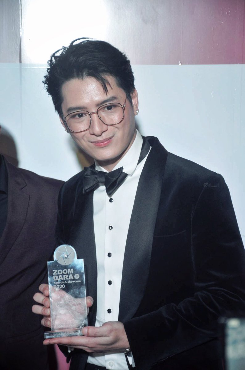 yyN_Zutl's tweet photo. ยินดีด้วยที่สุดเลยครับ @kristtps  
#KristPerawat #ZoomdaraAwards2020 https://t.co/8dcdTQn7h7