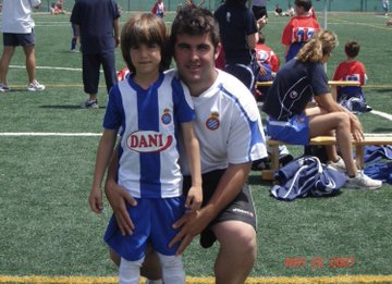 Aos 5 anos de idade, entrou nas categorias inferiores do CE Mercantil, onde passou 2 anos. Nesse período, chamou a atenção do Espanyol, que o contratou para as categorias de base do clube em 2006. Passou 3 anos no time catalão, onde "aprendeu" a jogar bola com seu ídolo: D. Silva