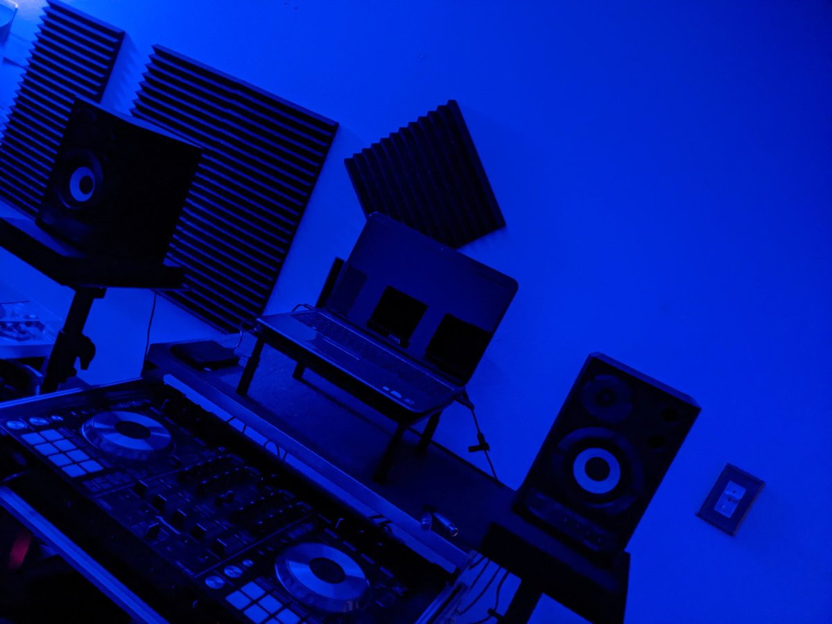 DDeafner's tweet photo. Feel like another #bluemanroomchronicles coming up today on the decks yeeeeeah buddy #GetFXed🛠️😎🎶 https://t.co/sHm5WBc7db