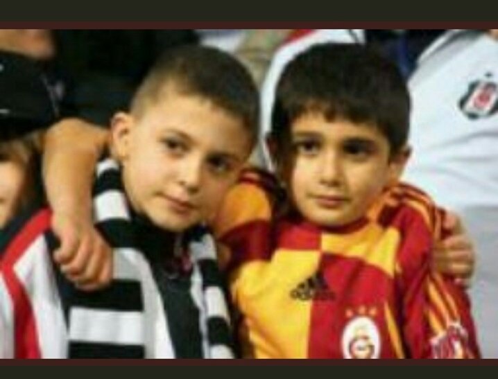 Yağmur yağıyor dediğimde beni ördek mi sanıyorsun dersen bu senin kendi şüphenle ilgilidir ona yapacak bir şeyim yok ama son kez bi şarkı dinlemek istersen yarını bekle @malisyll