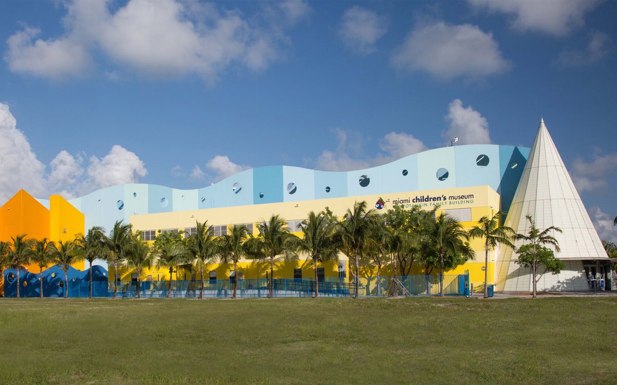 ArtBasel's tweet photo. 🌴 More than 30 arts organizations contribute to the vibrant programming of #MiamiArtWeek. 

Discover each cultural institution's exhibitions and events: https://t.co/KeDwSH4wU7 https://t.co/6k5nRhihwU