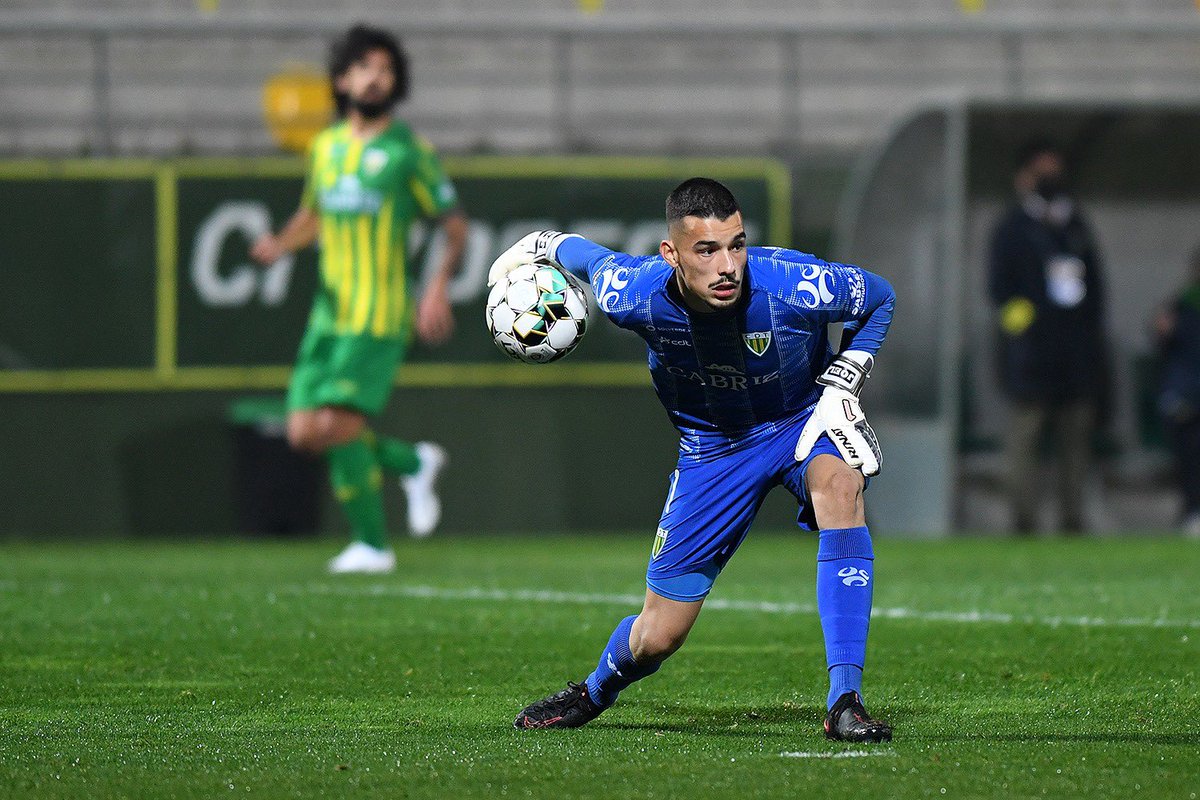 joelsousa99's tweet photo. Muito feliz pela minha estreia na 1.ª liga e por cumprir mais um sonho que tinha desde criança mas triste pelo resultado. Merecíamos mais depois do jogo que fizemos mas o futebol é mesmo assim. Seguimos fortes, unidos e já ficados no próximo jogo. Somos Tondela 🔰❤️ https://t.co/9TG7mgvloj