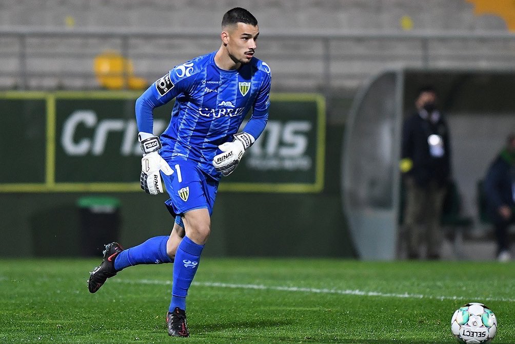 joelsousa99's tweet photo. Muito feliz pela minha estreia na 1.ª liga e por cumprir mais um sonho que tinha desde criança mas triste pelo resultado. Merecíamos mais depois do jogo que fizemos mas o futebol é mesmo assim. Seguimos fortes, unidos e já ficados no próximo jogo. Somos Tondela 🔰❤️ https://t.co/9TG7mgvloj