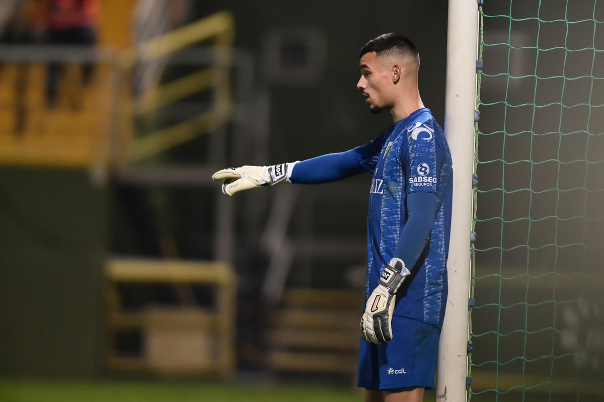 joelsousa99's tweet photo. Muito feliz pela minha estreia na 1.ª liga e por cumprir mais um sonho que tinha desde criança mas triste pelo resultado. Merecíamos mais depois do jogo que fizemos mas o futebol é mesmo assim. Seguimos fortes, unidos e já ficados no próximo jogo. Somos Tondela 🔰❤️ https://t.co/9TG7mgvloj