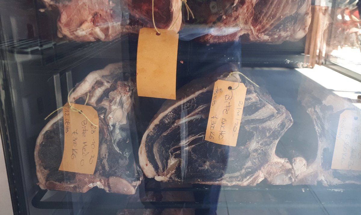 galmassio's tweet photo. Carne madurada en #BoutiqueDeCarnes en Necochea. . Ojalá pronto puedan comprar tremendos bifes de chorizo de mis #Wangus allí ! https://t.co/ZHuFFqwkuX
