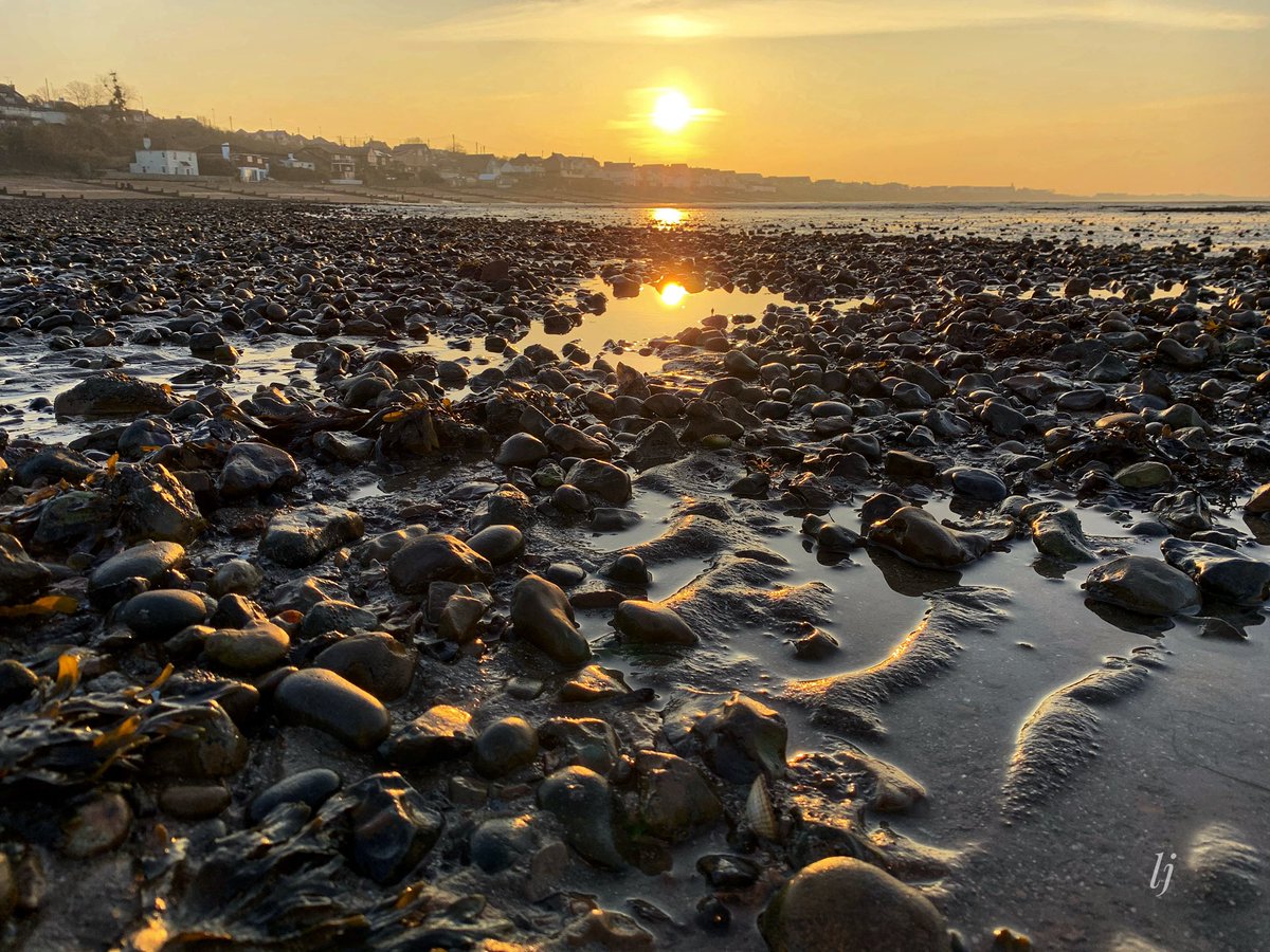 lisajluke's tweet photo. Lovely sunset tonight ☀️ #whitstable #kent #sunset #beach #coast @WhitstableLive @bbcsoutheast @VisitCanterbury @VisitKent https://t.co/eFFB8NqJd6