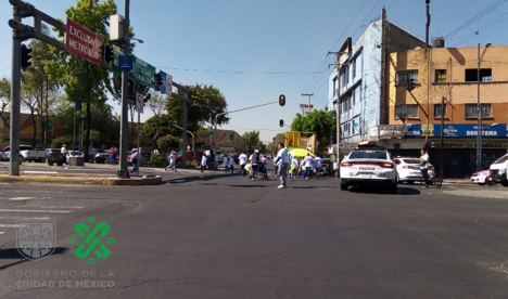 OVIALCDMX's tweet image. 12:31 #PrecauciónVial | Peregrinos procedentes de Eje 3 Oriente se incorporan a la calle Circunvalación con dirección a la Basílica de Guadalupe. #AlternativaVial Emiliano Zapata.