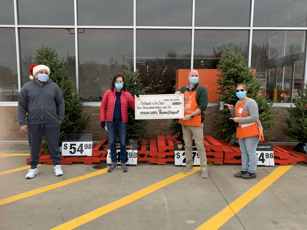 CPEAR2's tweet photo. Presenting a 1K check to the Footwear With Care Foundation of Hartford to help the homeless with shoes. Thank you for helping the city and people in need !! #operartionsurprise @ShayThomasTHD @JasonArigoni @DianeRaymond26 https://t.co/ii3IZxbREe