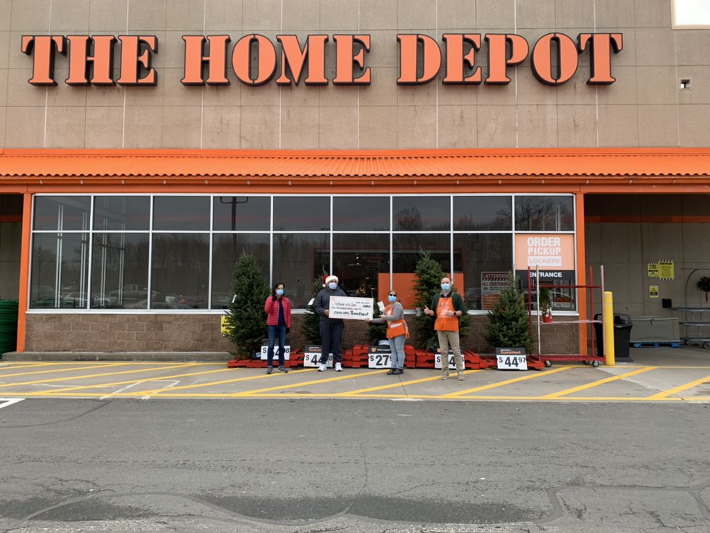 CPEAR2's tweet photo. Presenting a 1K check to the Footwear With Care Foundation of Hartford to help the homeless with shoes. Thank you for helping the city and people in need !! #operartionsurprise @ShayThomasTHD @JasonArigoni @DianeRaymond26 https://t.co/ii3IZxbREe