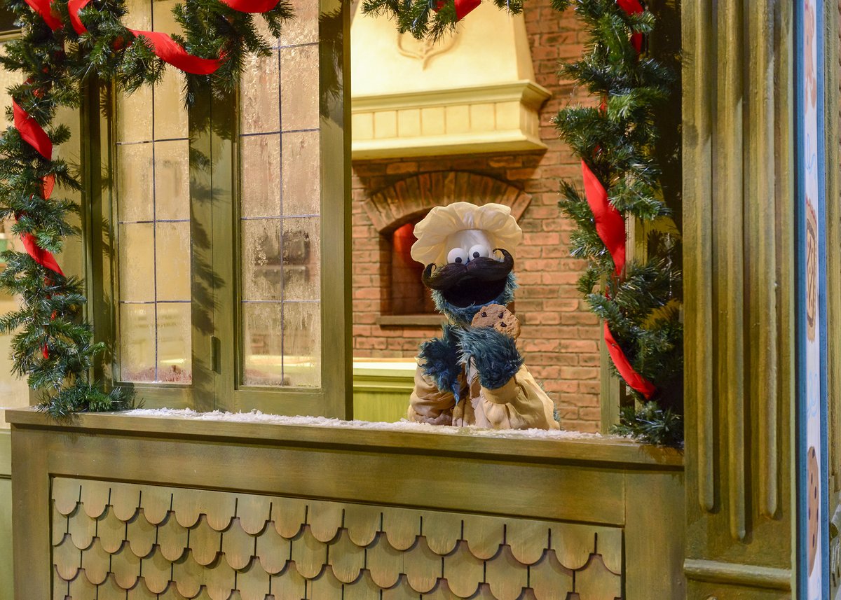sesamestreet's tweet photo. We know one monster who is ready for some holiday cookies! https://t.co/NfOWW7Cn0P