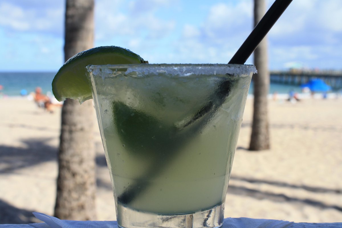 Margarita on the rocks on the beach on this beautiful Saturday! Nothing better! Come get yours! 🍹🏖❤️ #beachday #margarita #lbts #onecommericalblvd #arubabeachcafe https://t.co/AgMxjAQkKs