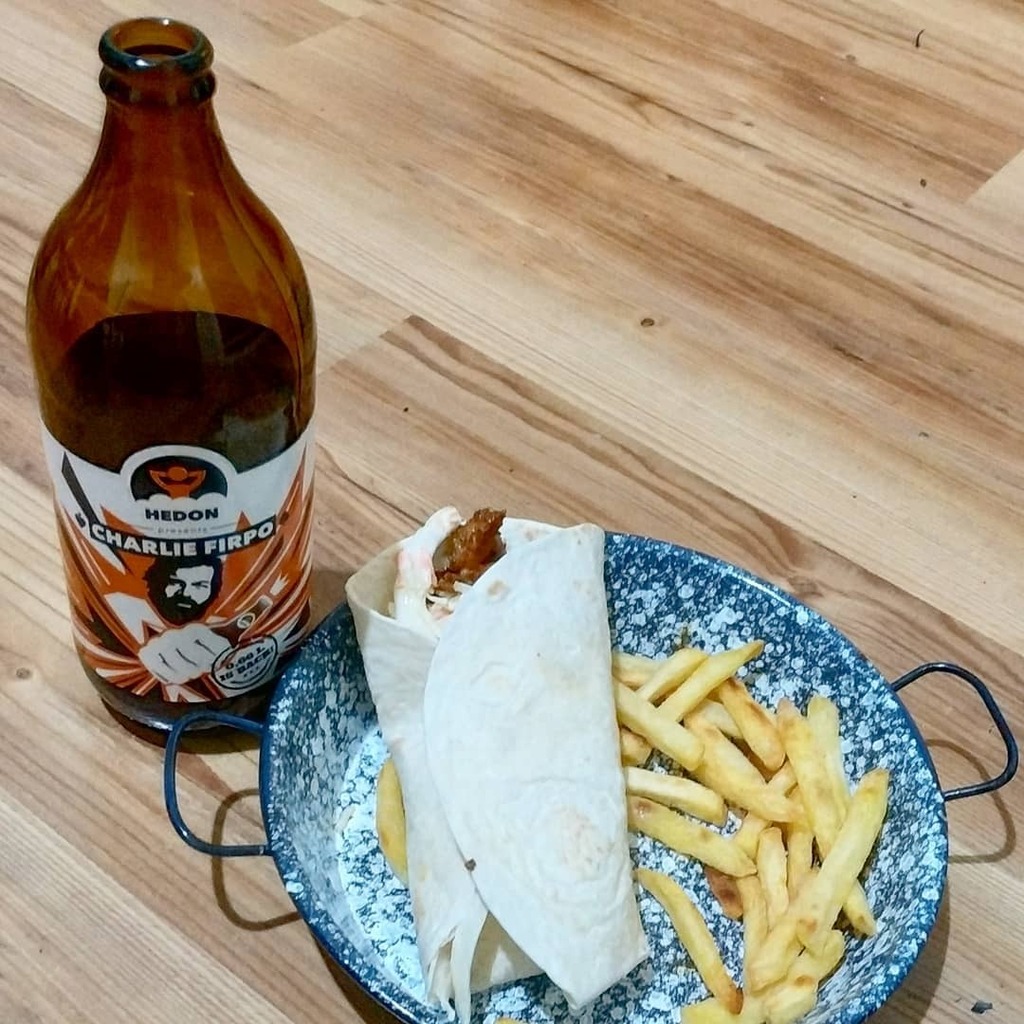 Elkészült a coleslaw, beért a csirke gyros, kisült a krumpli. Már csak egy sört kellett szisszenteni a legutóbbi sörtaxi szállítmányból.
.
.
.
#dinner #apa #beer #gyros #wrap #sörtaxi #foodphotography #food #fries #coleslaw https://t.co/gcx1yu1gJN https://t.co/MED0mN1y35