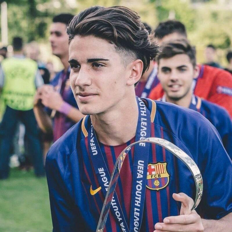 Como titular do sub-19, apoiou o time para a conquista da UEFA Youth League 17-18, momento também em que foi para o Barcelona B e para a seleção espanhola sub-19.