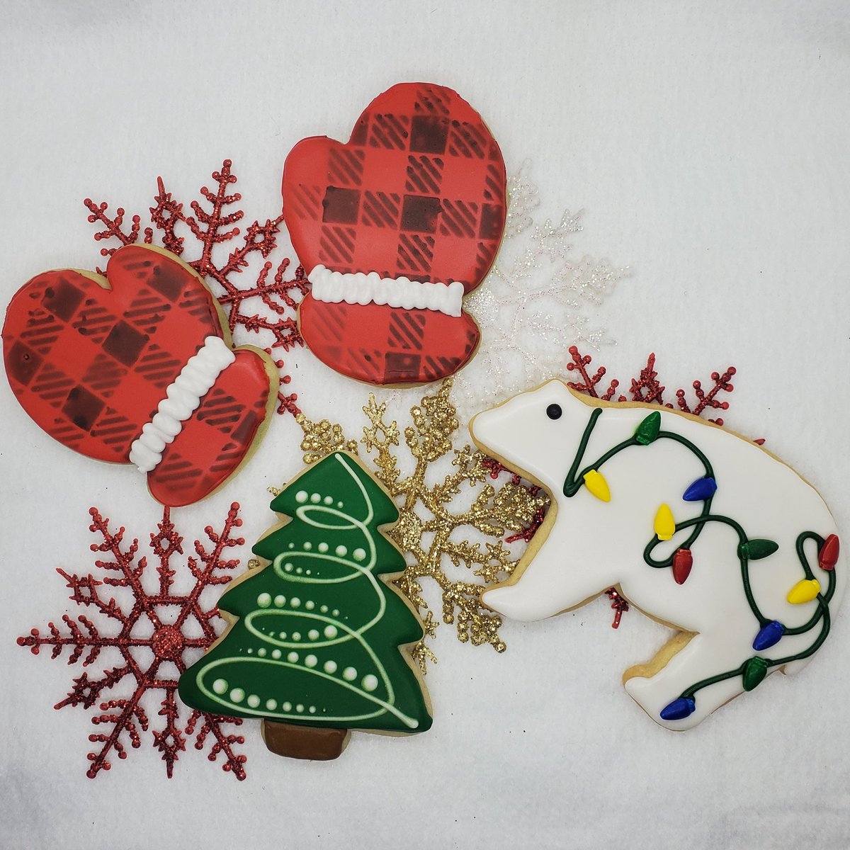 CakeMaddness's tweet photo. Today is Small Business Saturday which means you can take 20% off all Holiday Cookies and 10% off all Hot Chocolate Bomb orders placed TODAY! All of our holiday cookie designs are also available in Gingerbread! Don't miss your opportunity to support small businesses today! 🎁 https://t.co/SIYxD3FMDN