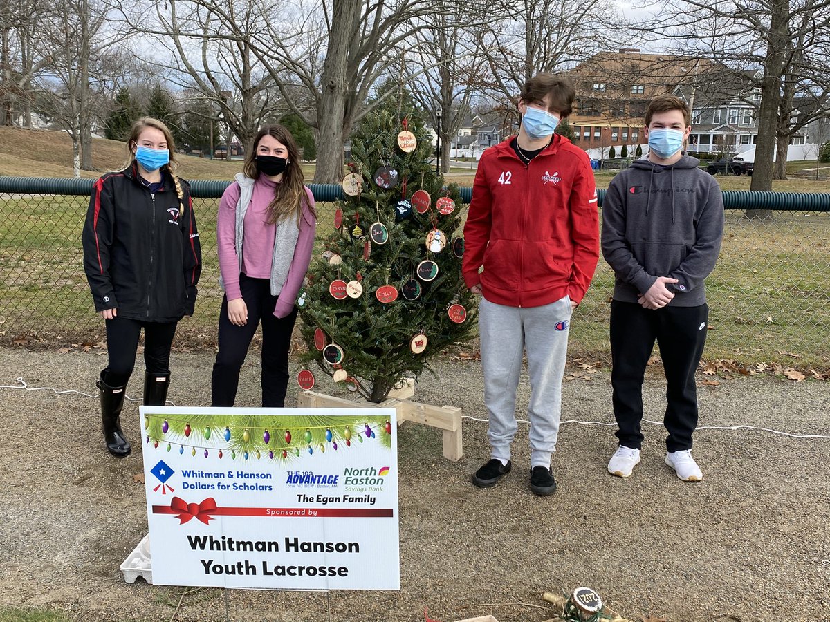 Maccamom92's tweet photo. Senior Lax Players- Savannah Poirier, Delanie MacDonald, Will Polito &amp; Aidan McCarthy decorated the DFS WH Youth Lax Tree today. The ornaments were made by kids ages 7-13 in the youth program. It also displays an ornament for the 2021 Senior LaxPlayers.@WHathletics #1TEAM 🐾 https://t.co/Po0QG5QvEI