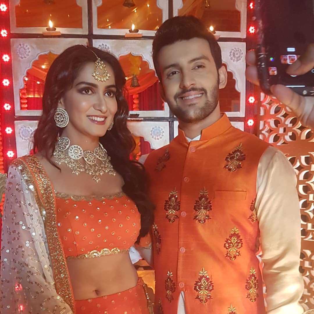 SrishtikiNagri's tweet photo. 🤩 Sooo it's out #Adivya look for #zeerishteyawards2020 🤩 aww how much I love their look with zee them colour😍They looking soo adroble! Can't wait for this function just for them 🥳
@Srishti__Jain #RaghavTiwari #SrishtiJain #HamariWaliGoodNews @ZeeTV @goswamishruti91 @iwmbuzz https://t.co/aadtQjaIFE