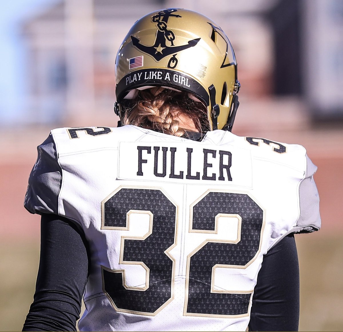 Peter_Baugh's tweet photo. Sarah Fuller becomes the first woman to appear in a Power 5 football game, kicking off to start the second half Vanderbilt's game at Missouri. 

The Mizzou crowd applauded as she kicked. 

(Photo via SEC Media portal.) https://t.co/YXeI5ELmLO