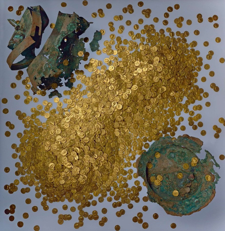 #MuseumsUnlocked Day 123 - #Coins: The Trier Gold Hoard is the largest Roman gold hoard ever discovered. It comprises more than 2650 aurei with a total weight of about 18.5 kilograms. The aurei were hidden in 196 AD.... 1/2

#RomanArchaeology