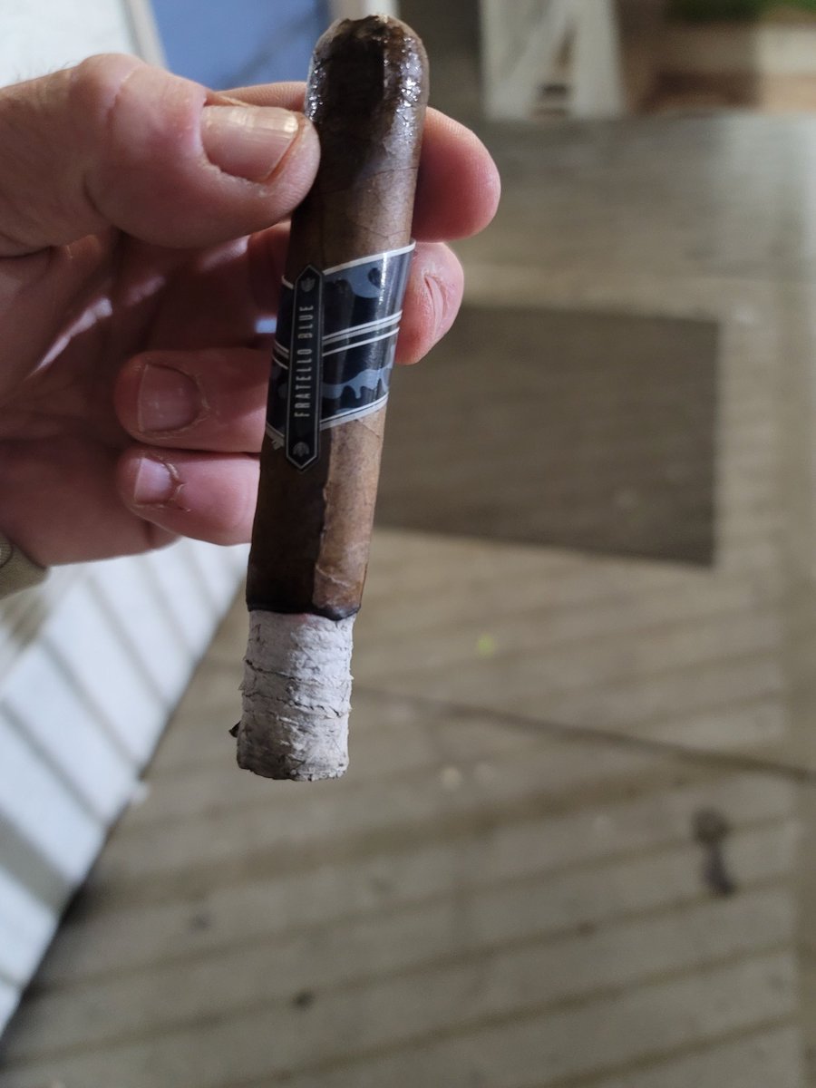7Cigar's tweet photo. @TheBrokenCrown1 @Fratellocigars smoked the Maduro last night and the CT this morning amazing construction great smokes top 3 cigars for the price range! https://t.co/bARupnNhwI