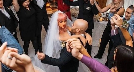 لاعب كمال أجسام يعلن زواجه من دمية (صور) 1