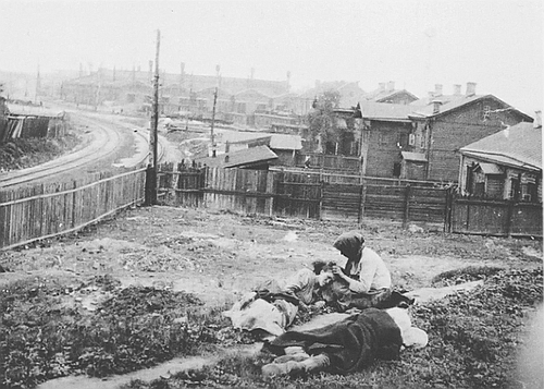 GavinnyOriginal's tweet image. Dnes si připomínáme, jako každý rok, čtvrtou sobotu v listopadu, oběti hladomoru na Ukrajině, který ve 30. letech 20. století schválně a uměle vyvolalo sovětské vedení v čele se Stalinem.

Počet obětí nelze přesně určit, ale velmi pravděpodobně se blíží počtu obětí holokaustu.