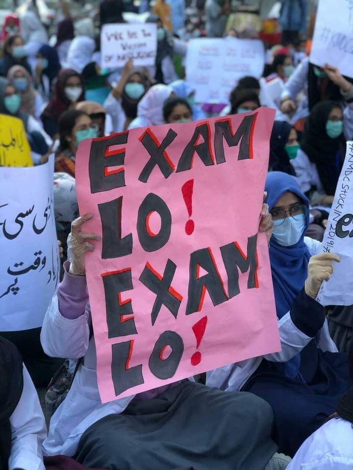 Zeeshan_YZ's tweet photo. KMDC (Karachi Medical and Dental College) STUDENT PROTESTING AT PRESS CLUB DEMANDING FOR THEIR EXAMS TO BE CONDUCTED
#protestforkmdc https://t.co/Ch9rjSIh1Y