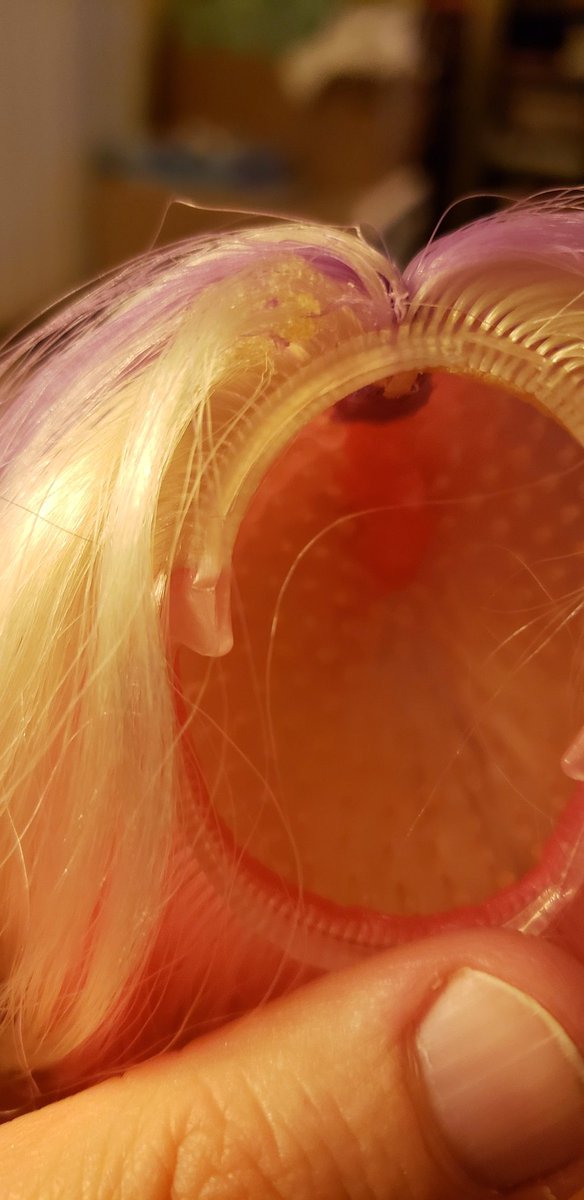 fitzonomy's tweet photo. The wig is interesting. It looks like heat was used to attached everything, not rooting. Considering the price (pretty inexpensive), I get wanting to save on labor costs. That being said, it was a little sad to see some of the hair melted in parts it shouldn't be :-( https://t.co/DrXiotgVHA