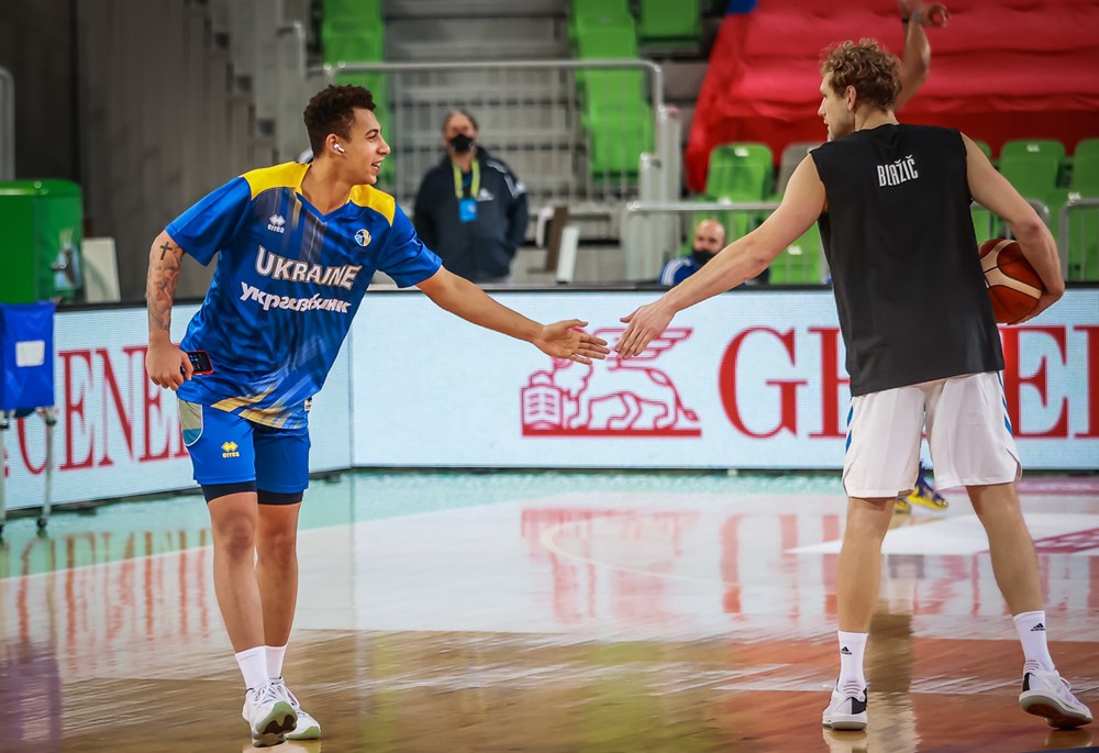 KKCedOL's tweet photo. .@SanonIssuf, dobrodošel nazaj v Stožicah.

@JakaBlazic | 📸: @FIBA https://t.co/Q8aEGETQEa
