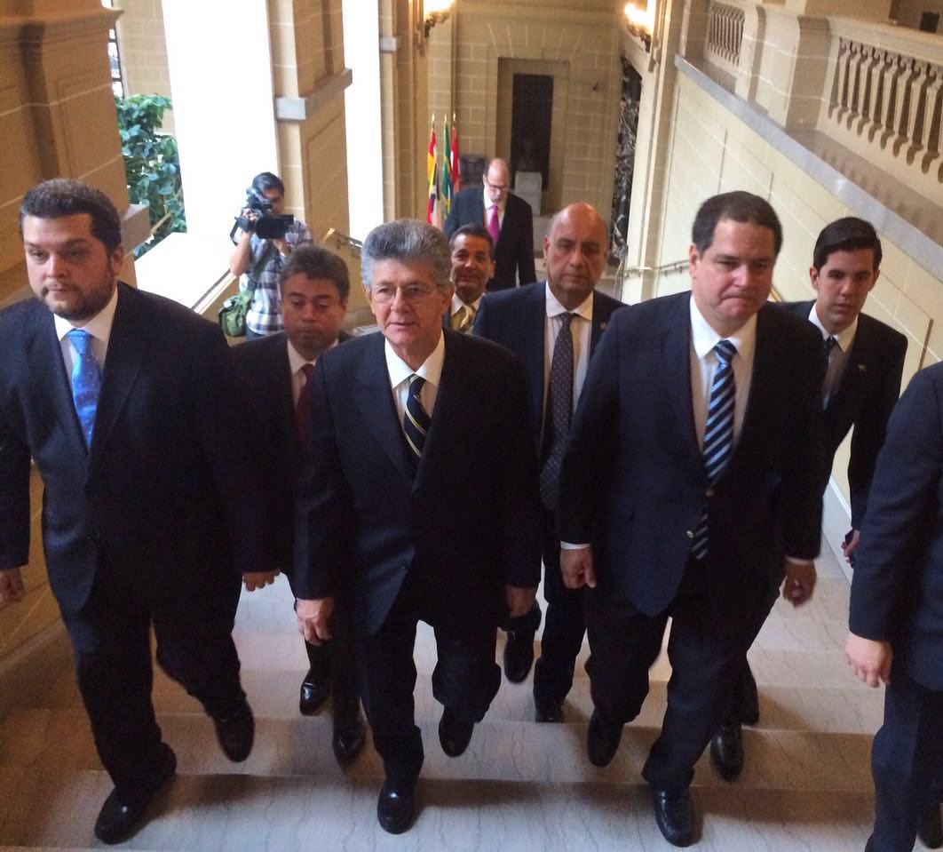 RelatosCamoruco's tweet photo. Durante su presidencia en la Asamblea Nacional, Henry asistió a la OEA para denunciar el quebrantamiento del orden democrático en Venezuela. En esa visita, conoció los penosos testimonios de venezolanos que se encuentran fuera del país sufriendo los rigores del exilio forzado. https://t.co/Mh2J3GDjIl