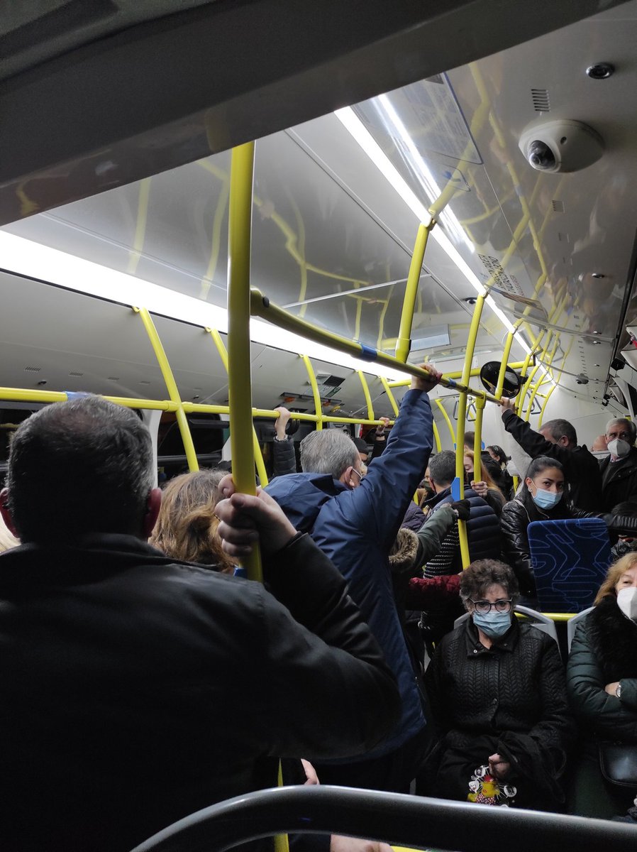 anuky24's tweet photo. Aforo máximo de los autobuses 58 personas.... En fin... De vergüenza! @EMTmadrid https://t.co/n5nQvUnzvR
