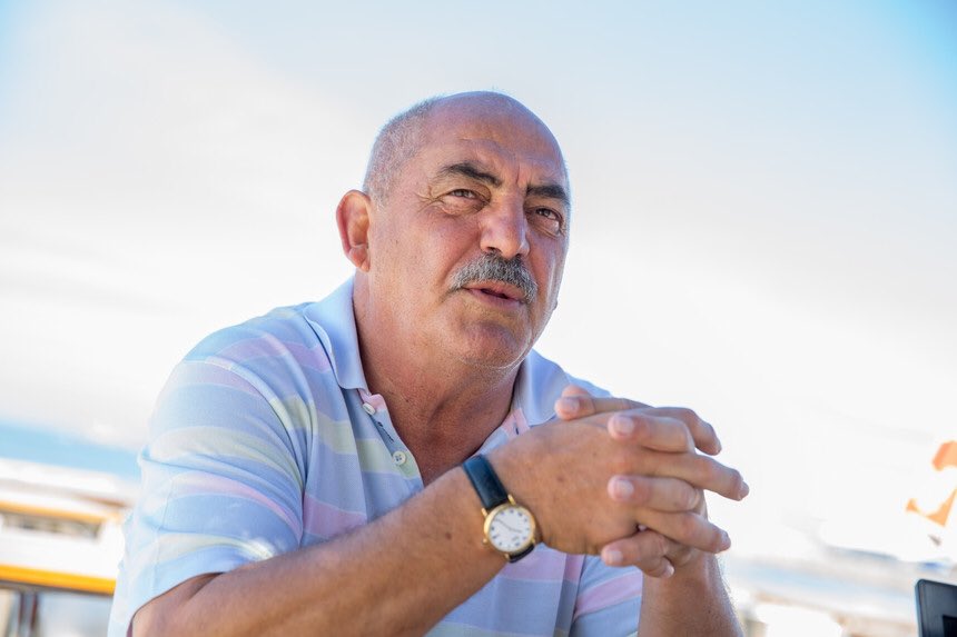 Tive o privilégio de privar com o Mister Vitor Oliveira, profissional e pessoalmente. A minha admiração por um homem e treinador de corpo inteiro, um vencedor, sério e frontal.
Obrigado.
Até sempre amigo.