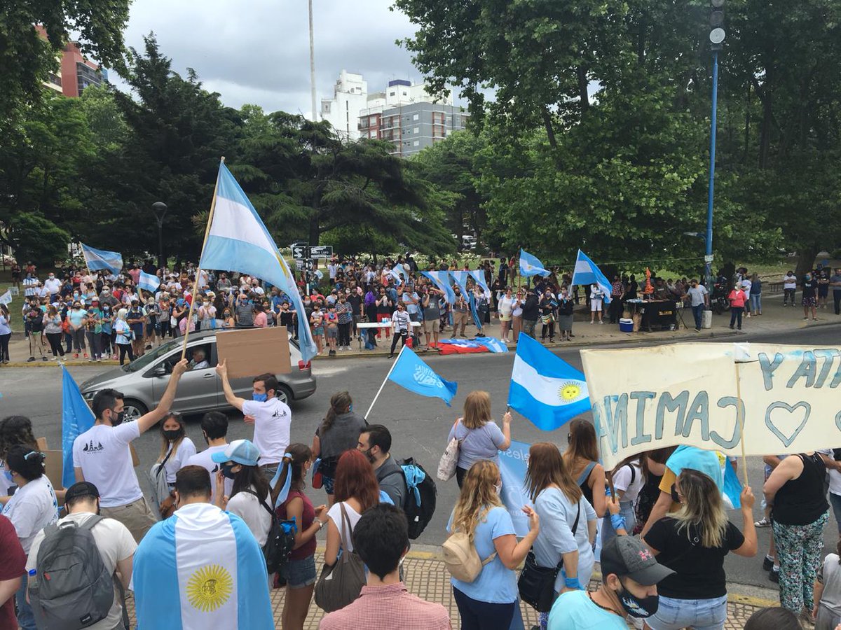 amafm923's tweet photo. ¡Mar del Plata presente y firme diciéndole #NoALaVida. Sintonizanos mediante la 92.3 para seguir en vivo la marcha en los distintos puntos del pais. 

#LaMayoriaCeleste https://t.co/wZPlafJydp