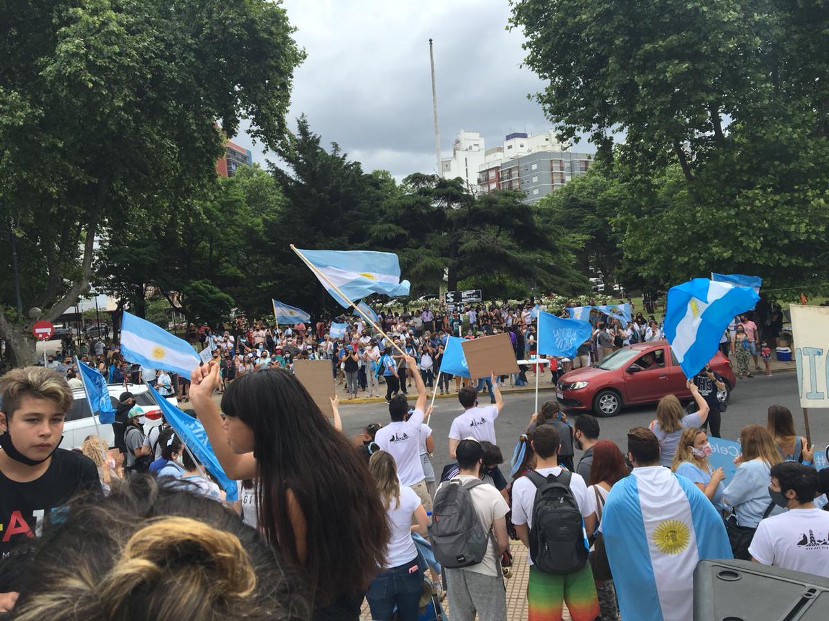 amafm923's tweet photo. ¡Mar del Plata presente y firme diciéndole #NoALaVida. Sintonizanos mediante la 92.3 para seguir en vivo la marcha en los distintos puntos del pais. 

#LaMayoriaCeleste https://t.co/wZPlafJydp