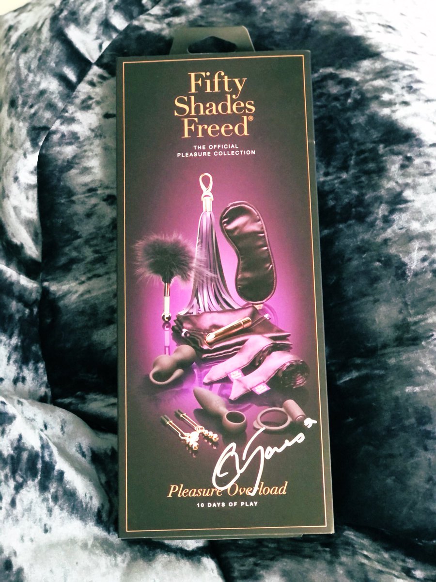 LatersBabyUK's tweet photo. * G I V E A W A Y * 
Win this #OfficialPleasureCollection - 10 Days of Play signed by @E_L_James herself! To be in the draw, use the hashtag #LookingForwardForFreed and post a gif indicating your excitement level for the new book - when it comes 🤞🏻 Open Worldwide 🌍 https://t.co/3n5eR3nCXh
