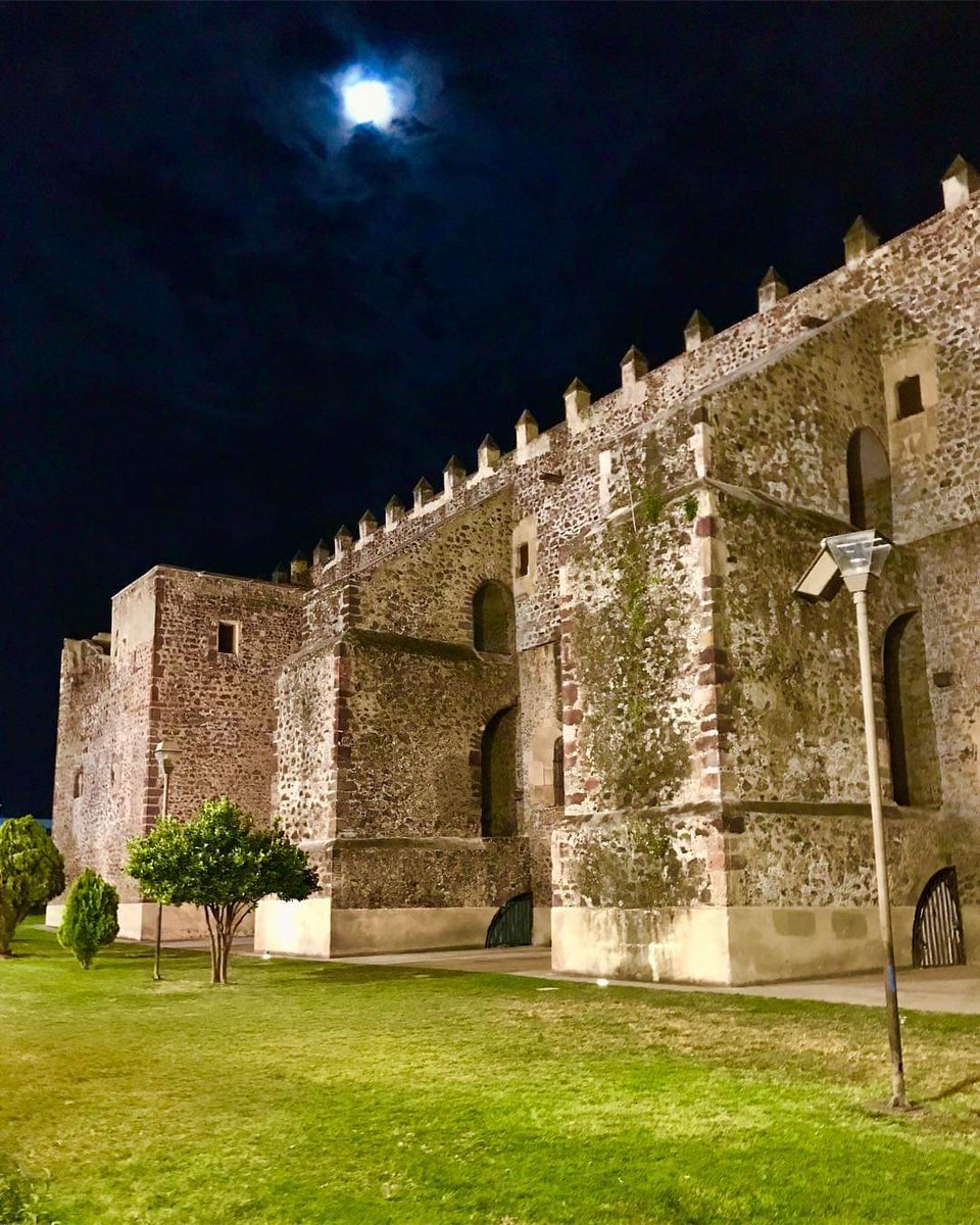 🌙 En las noches de #octubre la luna brilla a la perfección con el templo más espectacular de #Yuriria con una altura de 1742 metros sobre el nivel del mar 😱😍 Deja que el Ex Convento Agustino de San Pedro y San Pablo te sorprenda ✨

📸: aalfonso_ortegaa