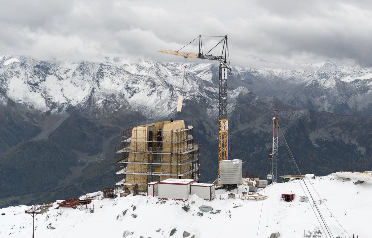 ArchiAdvisor's tweet photo. RT @Fred_Mills: What a construction site! Sitting over 3,000-metres above sea level, this six-storey mountain hut in Italy was prefabricated in a nearby valley before being transported to site for assembly (via @TheB1M) - https://t.co/kon4l6hamf #constr… https://t.co/VgB9iip4kN