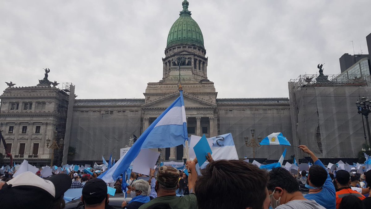VickyVillarruel's tweet photo. #28NSalimosTodos #LaMayoríaCeleste hoy en todas las plazas del país, pero en CABA frente al Congreso le decimos a los políticos q no escuchan al pueblo, que #ArgentinaEsProvida. Su cultura de la muerte no es lo q queremos para nuestra Nación! Ningún argentino sobra! https://t.co/5ULJQhySyT