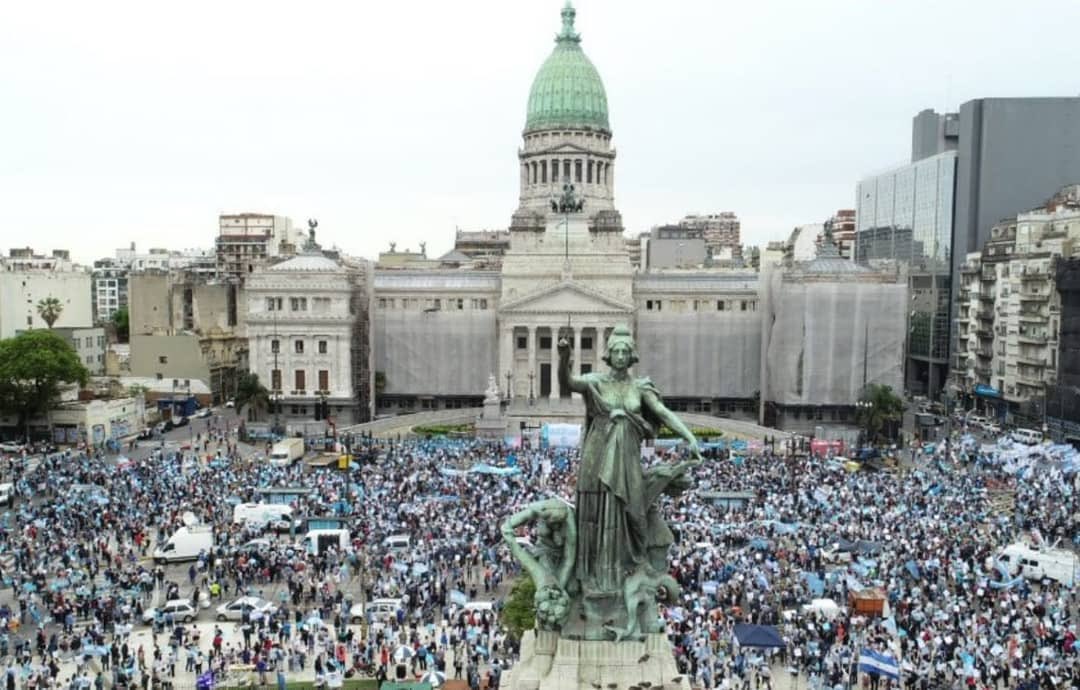 VickyVillarruel's tweet photo. #28NSalimosTodos #LaMayoríaCeleste hoy en todas las plazas del país, pero en CABA frente al Congreso le decimos a los políticos q no escuchan al pueblo, que #ArgentinaEsProvida. Su cultura de la muerte no es lo q queremos para nuestra Nación! Ningún argentino sobra! https://t.co/5ULJQhySyT