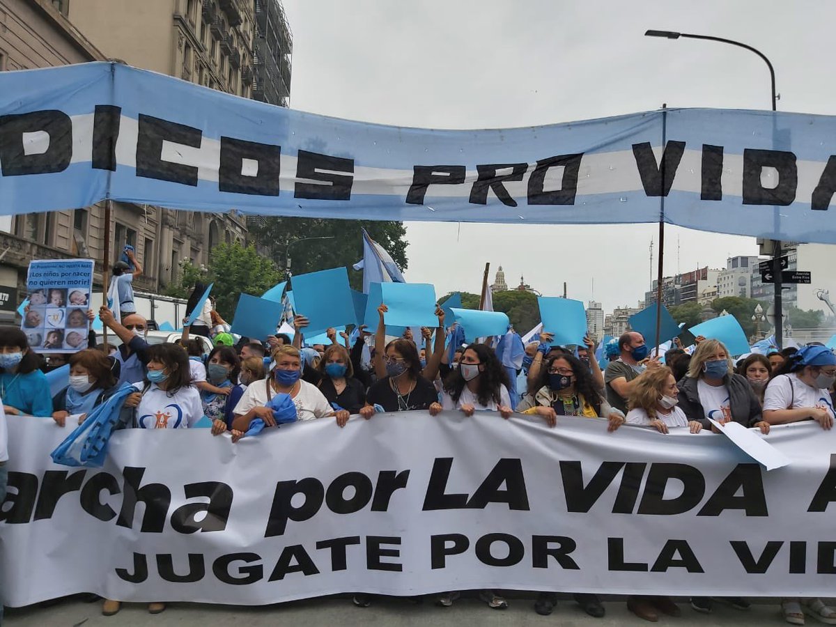 VickyVillarruel's tweet photo. #28NSalimosTodos #LaMayoríaCeleste hoy en todas las plazas del país, pero en CABA frente al Congreso le decimos a los políticos q no escuchan al pueblo, que #ArgentinaEsProvida. Su cultura de la muerte no es lo q queremos para nuestra Nación! Ningún argentino sobra! https://t.co/5ULJQhySyT
