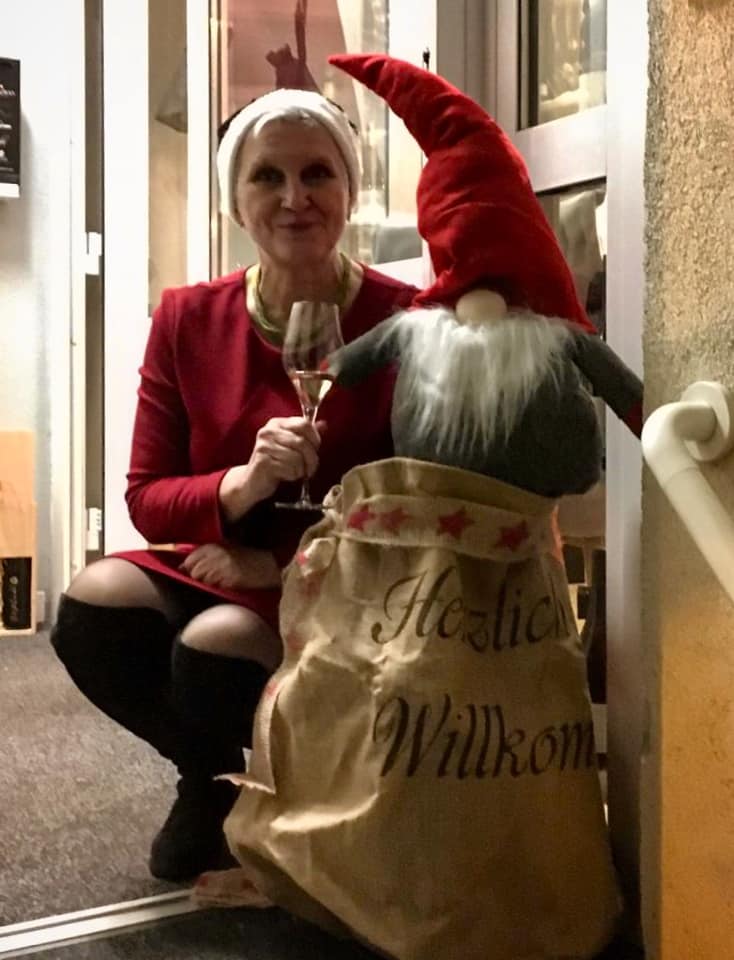 weinkoenner_com's tweet photo. In der Vorweihnachtszeit hat unser WEINKÖNNER Montag bis Samstag von 11:00 Uhr bis 19:00 Uhr geöffnet. 🍷 https://t.co/chQMaLmb3N