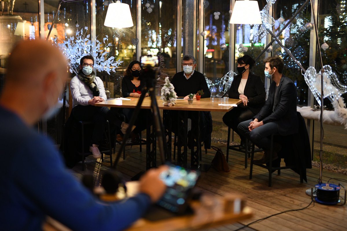 Ce soir pour un #FacebookLive un peu différent mais symboliquement fort pour lancer les illuminations de #Noel2020, réaffirmer le soutien de <a href="/larochesuryonfr/">La Roche-sur-Yon, Ville & Agglomération</a> envers les #commerces, promouvoir la #culture malgré tout... #larochesuryon #lrsy #vendee