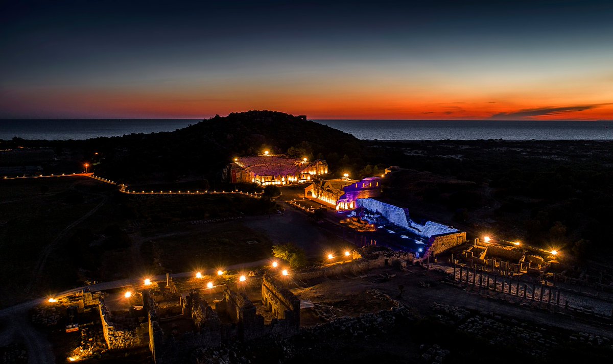 #Patara
Geceye armağan olsun bu resim...📷HakanGümüş
"Bir çizik atıyoruz zamanın bamteline 
Sonra şarkılarla dikiliyor gecenin yırtılan yeri".. 
<a href="/hicriizgoren/">hicri izgören</a>