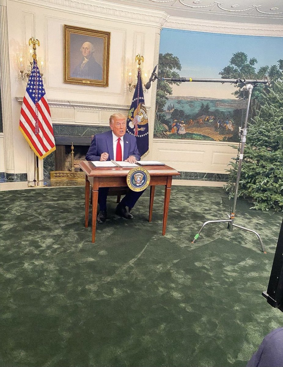 AsleBirk's tweet photo. When you let Rudy Giuliani order your desk from Presidential Desk Total Landskaping #DiaperDon https://t.co/hkWdMMRpTi