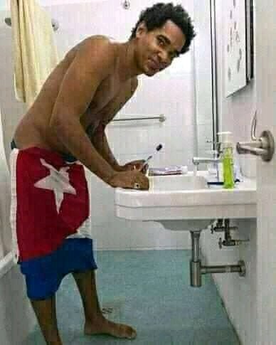 Vicente73977721's tweet photo. Con espécimenes así: No, no nos entendemos!! #MercenariosMadeInUSA https://t.co/l8Kf4bCbed