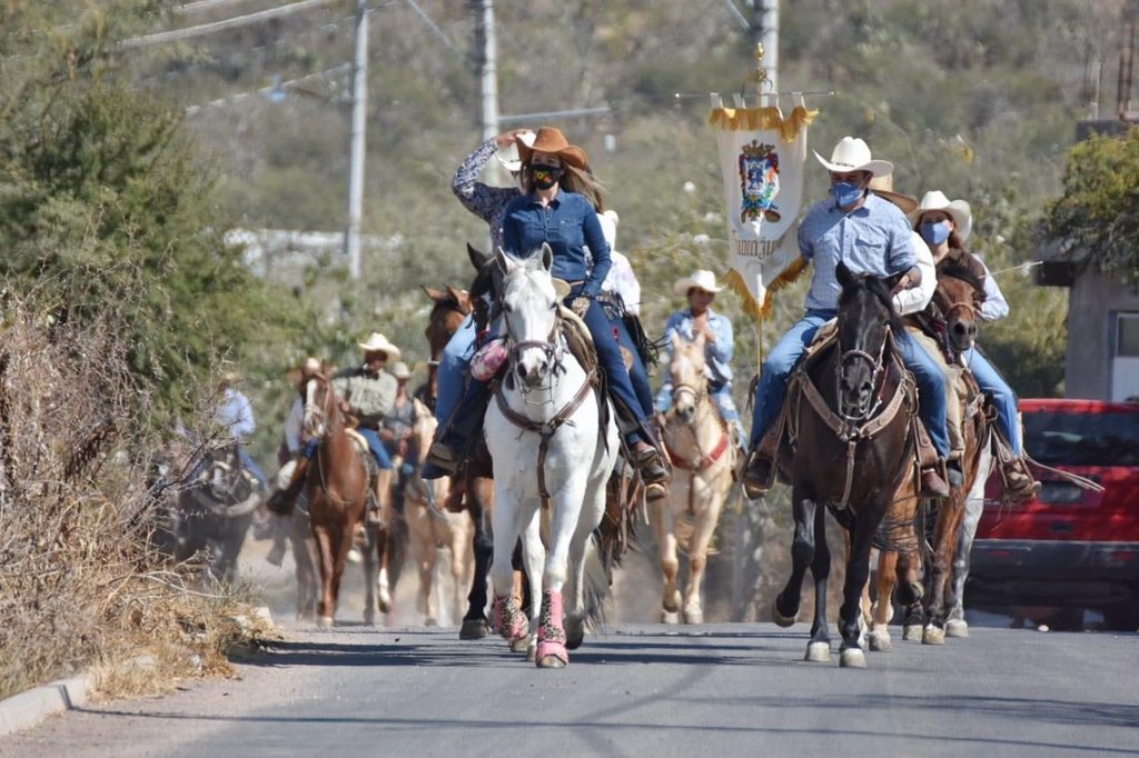 ANavarroMX's tweet photo. Hoy tocó a caballo 🐴 para inaugurar la pavimentación de los caminos de El Tejaban, El Coyote, San José del Chapín y San Nicolás del Chapín. 

Con #PasosFirmes continuamos apoyando a nuestras comunidades con más de 10 millones en conjunto con @gobiernogto.

#SomosCapital https://t.co/DTlFdEIzym