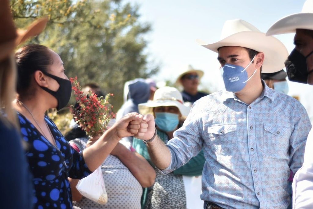 ANavarroMX's tweet photo. Hoy tocó a caballo 🐴 para inaugurar la pavimentación de los caminos de El Tejaban, El Coyote, San José del Chapín y San Nicolás del Chapín. 

Con #PasosFirmes continuamos apoyando a nuestras comunidades con más de 10 millones en conjunto con @gobiernogto.

#SomosCapital https://t.co/DTlFdEIzym
