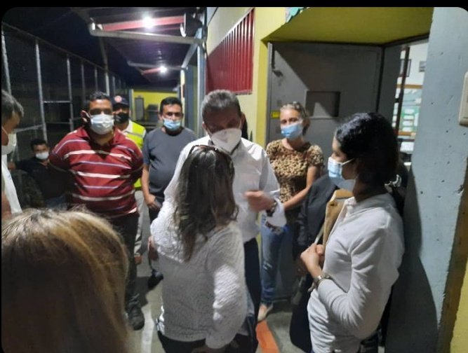 A ESTA HORA DE LA NOCHE El gobernador <a href="/RamonGuevaraMRD/">Ramón Guevara</a> hace una inspección a la Escuela Estadal José Vicente Nucete, en Santa María de Caparo, municipio Padre Noguera, donde conversó con el personal docente